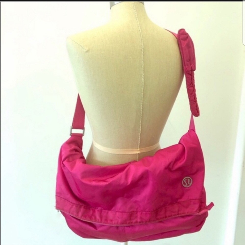 Lululemon Move It Messenger Bag - Picture 2 of 11